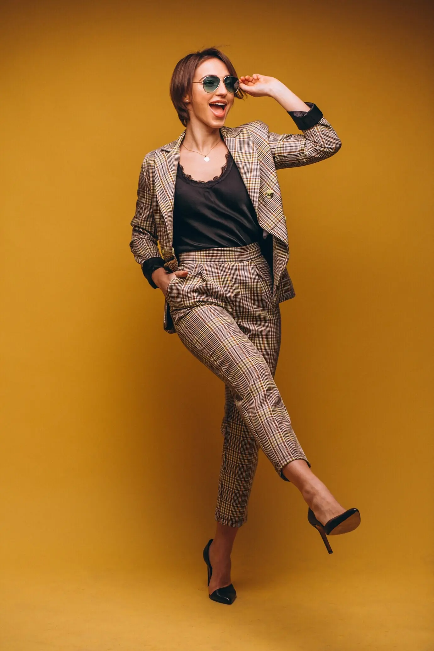 Isoliertes Porträt einer Geschäftsfrau im Anzug.