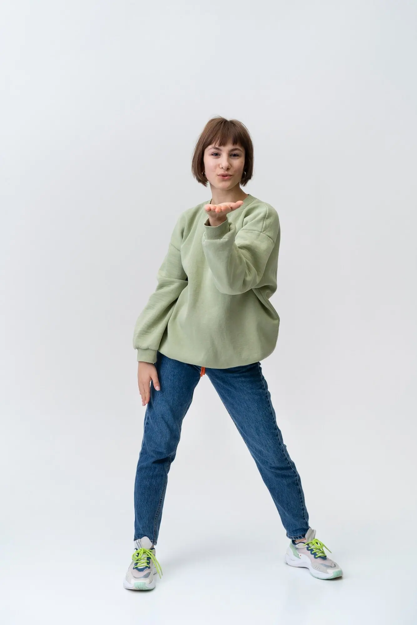 Ganzkörperaufnahme eines coolen Teenagers, der posiert.